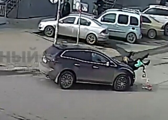 В Ярославле водитель кроссовера при повороте налево сбил женщину 