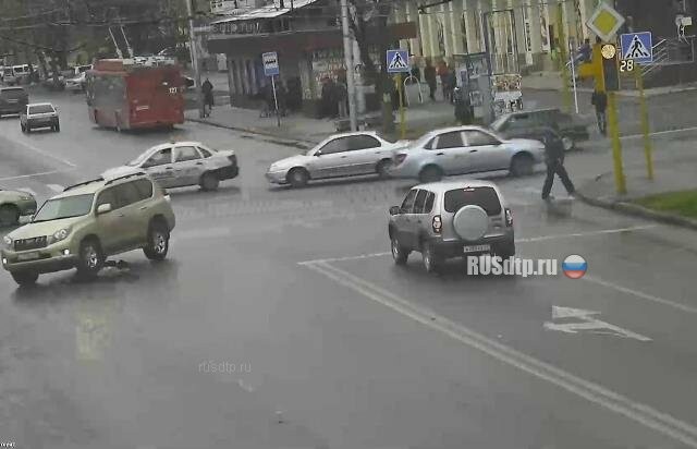 Автомобиль переехал женщину в Нальчике. Видео с камеры наблюдения 