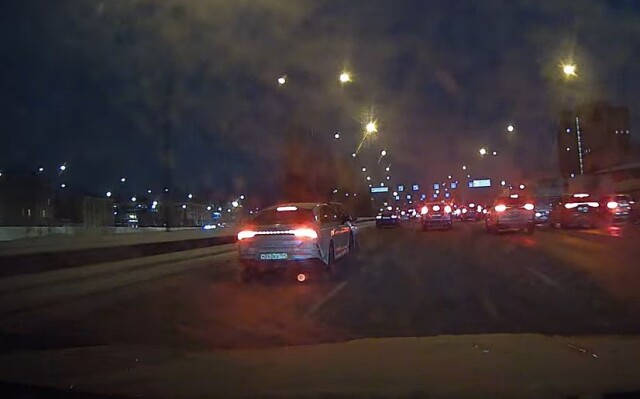 «Жесткая стыковка»: два автомобиля столкнулись в Петербурге