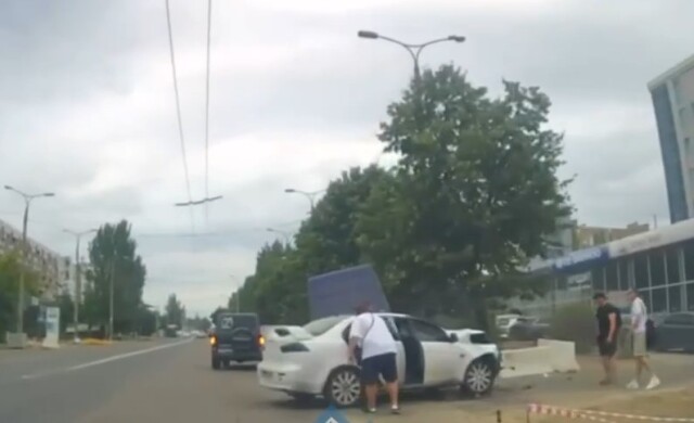 ДТП в Донецке: фургон поворачивал налево и столкнулся с легковушкой 
