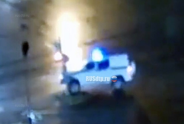 Полицейский автомобиль врезался в светофор