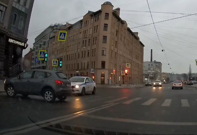 В Петербурге водитель дважды пересек сплошную полосу на глазах у сотрудников ГИБДД 