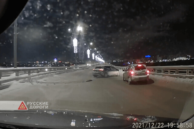 Легковой автомобиль врезался в ограждение в Нижнем Новгороде 