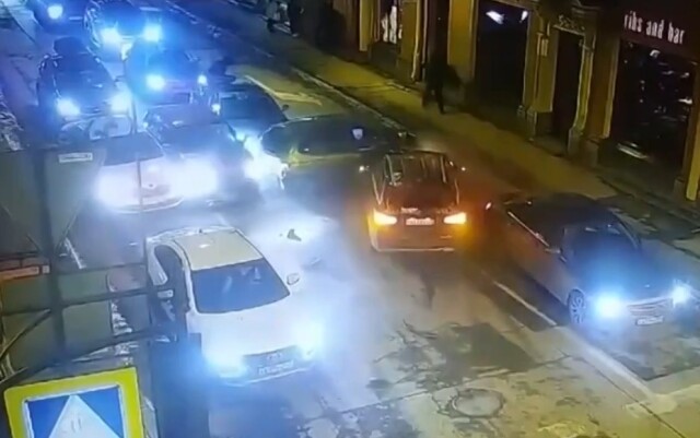 Автомобиль сбил женщину в результате ДТП на Пяти углах в Санкт-Петербурге