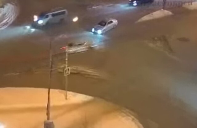 «Торопыга настойчиво лез разворачиваться»: автомобиль вылетел в сугроб на перекрестке в Красноярске