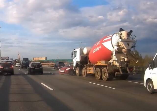 Бетономешалка столкнулась с легковым автомобилем на КАД