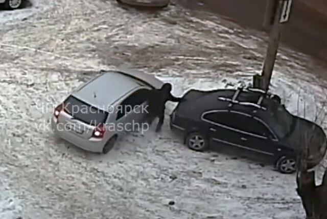 В Красноярске женщина-водитель сбила девушку на парковке
