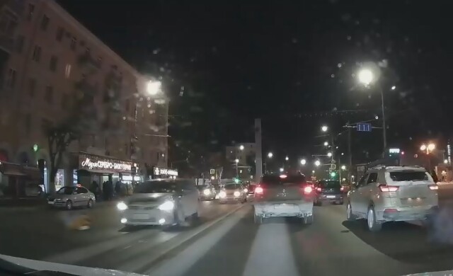 В Рязани пешеход переходил дорогу в неположенном месте и попал под машину 