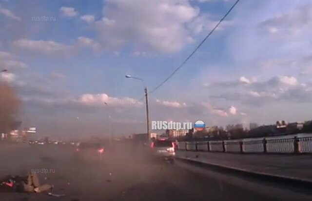 На Октябрьской набережной в Петербурге в ДТП погиб мотоциклист. Видео