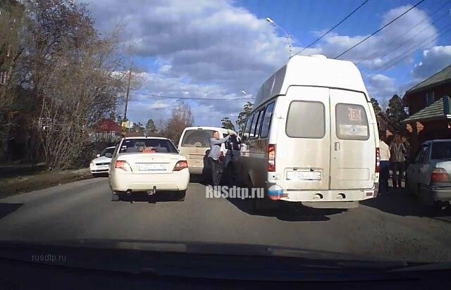 Неизвестные напали на маршрутку в Екатеринбурге