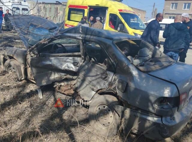 Маршрутка врезалась в дерево в Челябинске. ВИДЕО 