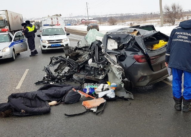 Kia разорвало на части в результате ДТП на трассе М-5 под Сызранью 