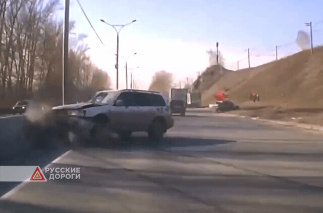 В Новосибирске водитель играл в «шашки» за рулем и попал в ДТП