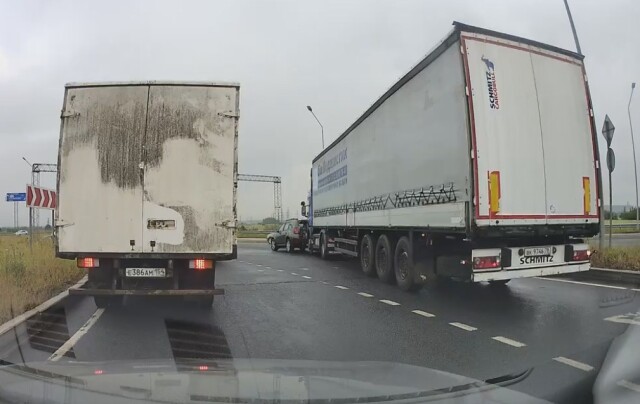 ДТП в Санкт-Петербурге: водитель фуры не заметил стоящий перед ним Renault