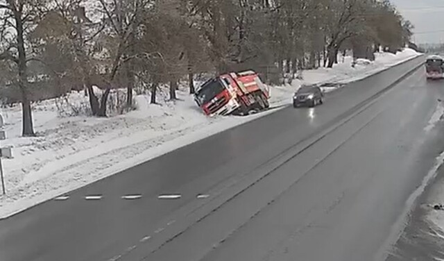 Пожарная машина съехала в кювет и опрокинулась в Красном Селе
