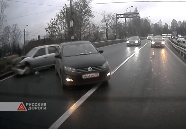Два автомобиля столкнулись на Выборгском шоссе