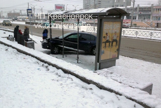 В Красноярске «Рено Меган» сбил двух человек на остановке 