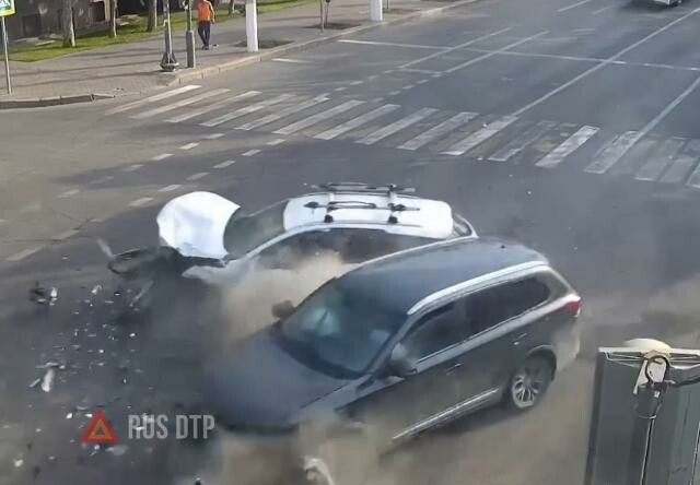 Lada Vesta и Mitsubishi Outlander столкнулись в Волгограде