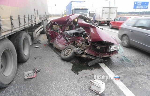 Под Тверью столкнулись легковушка и фура 