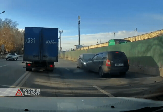 Два автомобиля лоб в лоб столкнулись в Ульяновске