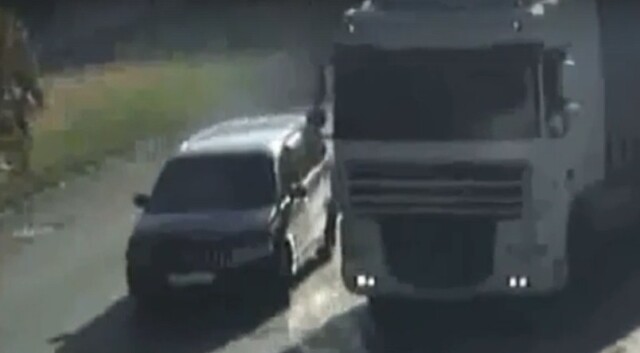 ДТП на кольце в Краснодаре: водитель фуры не заметил легковушку 