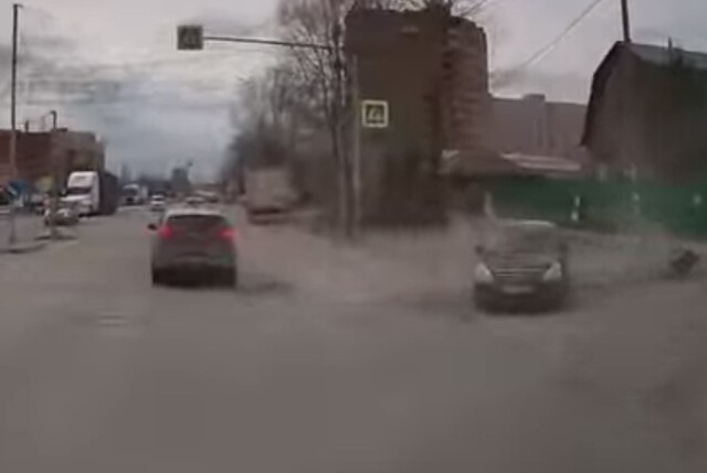 Невнимательность водителя привела к ДТП на перекрестке в Новосибирске 