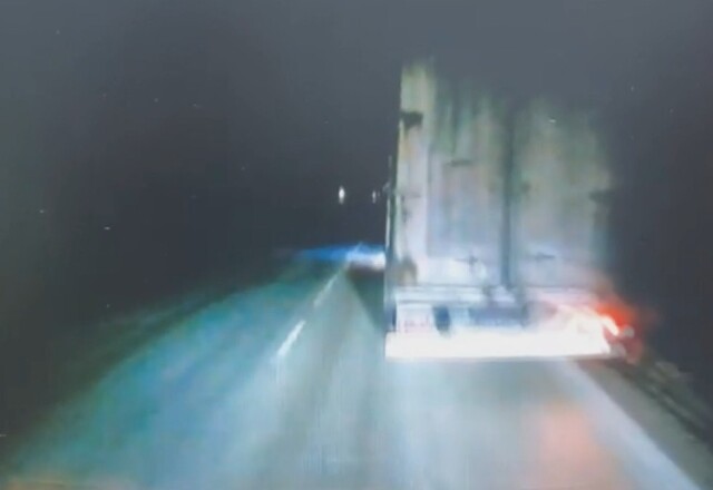 Два грузовика столкнулись на ночной дороге в Удмуртии 