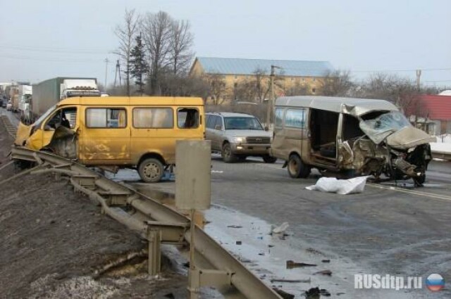На трассе М-3 Украина лоб в лоб столкнулись две Газели 