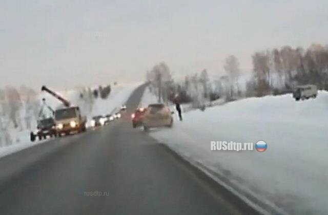 Автомобиль сбил инспектора ДПС на трассе «Байкал» в Красноярском крае 