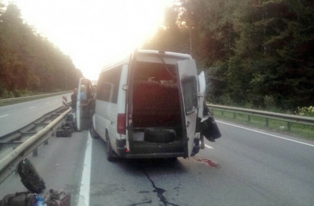 В Калужской области микроавтобус столкнулся с грузовиком. Трое погибли 