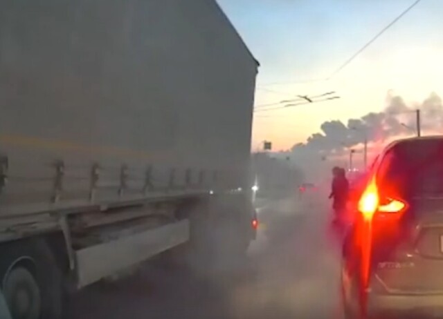 «Выглянул в окно, притормозил и поехал дальше»: водитель грузовика уехал с места ДТП в Новосибирске 