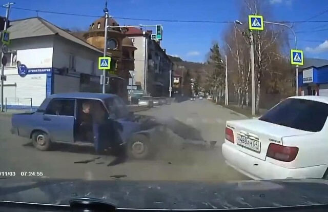 В Горно-Алтайске пенсионер на «Тойоте» проехал на красный и устроил серьезное ДТП 