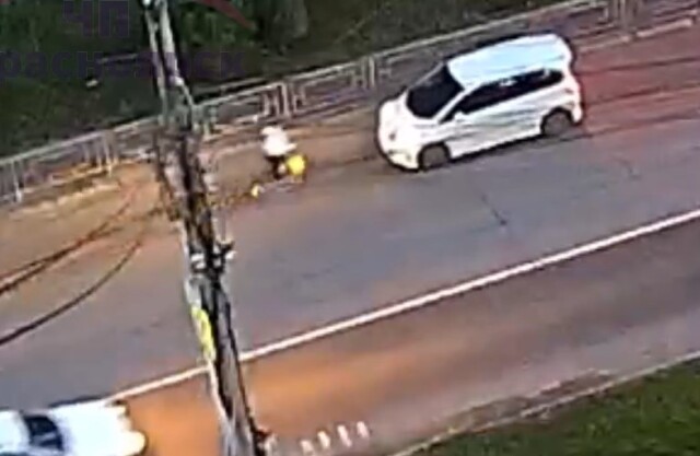 В Красноярске самокатчик двигался по встречной полосе и врезался в автомобиль