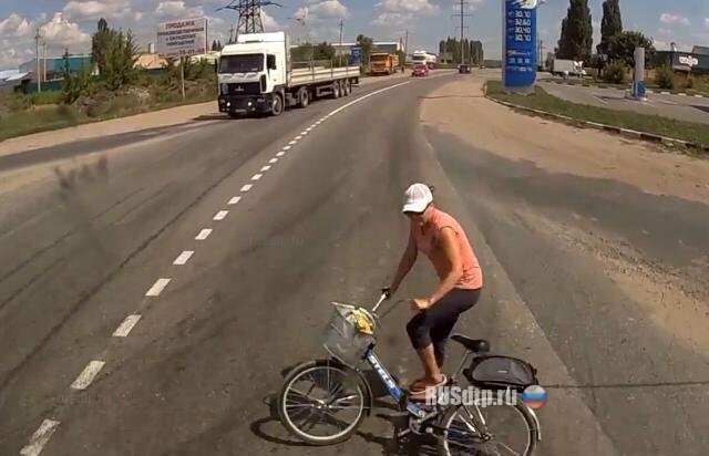 Женщина полезла под грузовик
