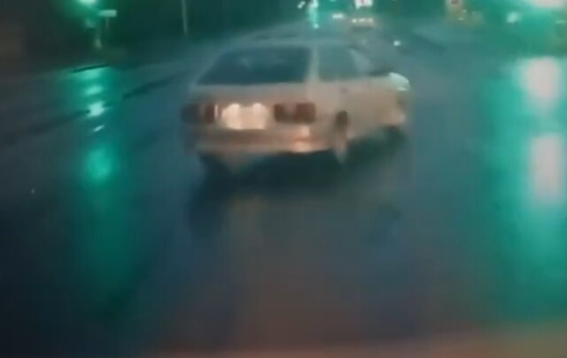 «Резко повернул направо с левой полосы»: автобус и легковой автомобиль столкнулись в Красноярске 