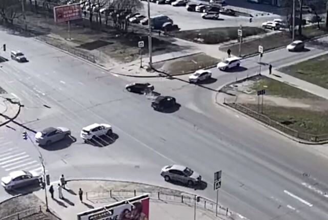 Авария на перекрестке в Вологде: кто-то пытался проскочить на красный