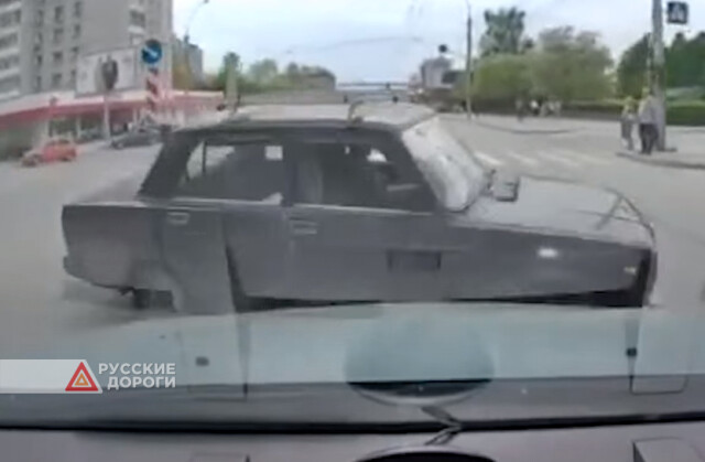 В Новосибирске ВАЗ-2107 столкнулся с автомобилем Mitsubishi Outlander