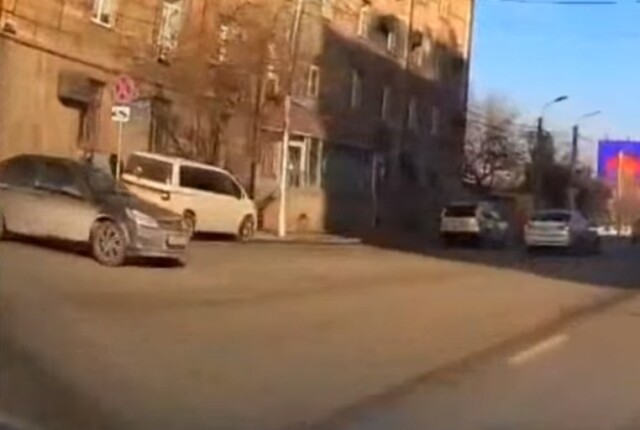 «Кто так выезжает со двора?»: момент ДТП в Красноярске попал на видео 