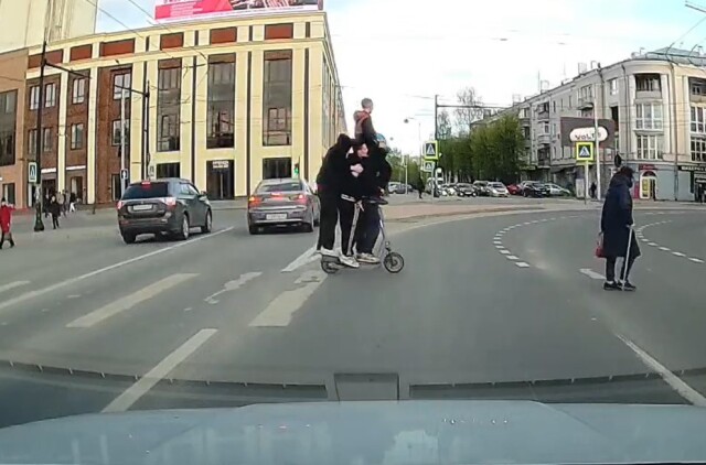 В Иванове молодые люди вчетвером ехали на одном электросамокате