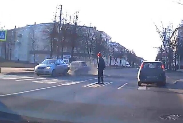 В Великом Новгороде водитель иномарки выезжал со второстепенной и столкнулся с «Ладой» 