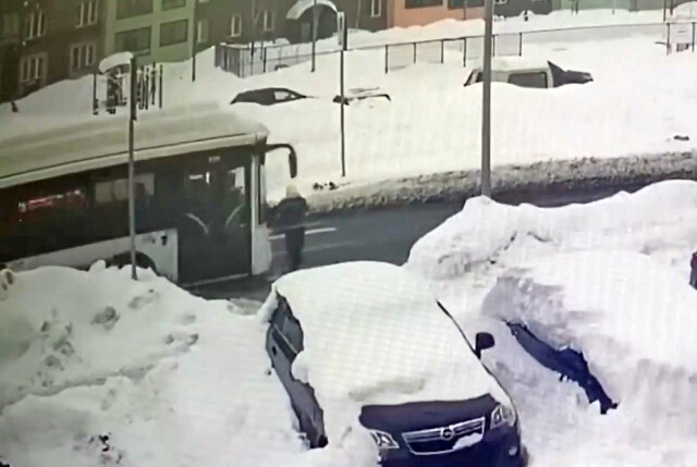 В Кирове девушка вышла из-за сугроба и шагнула под автобус