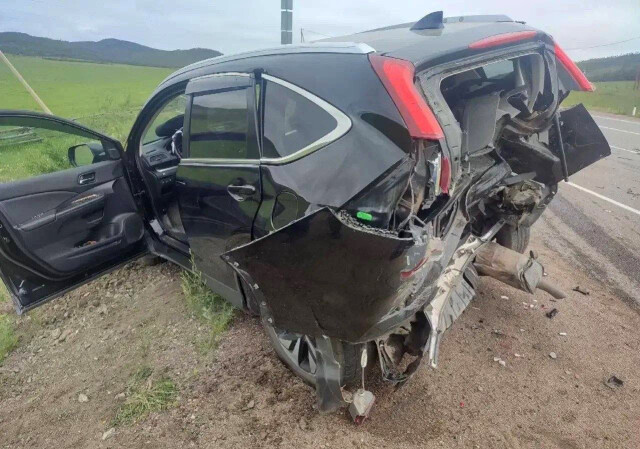 В Бурятии водитель «Хонды» врезался в стоящий на обочине автомобиль и сбил пешехода 