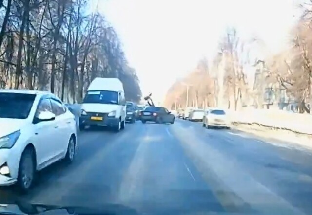 В Ульяновске «Лада Приора» сбила пешехода и врезалась в стоящий автомобиль 