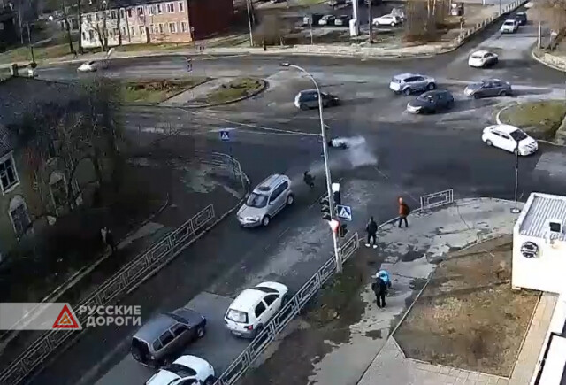 Кроссовер не пропустил мотоциклиста на перекрестке в Петрозаводске