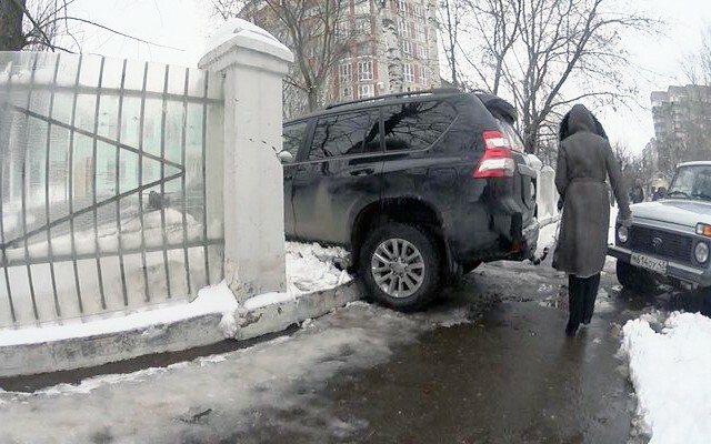 В Кирове женщина на Toyota Land Cruiser Prado снесла ограду детского сада 