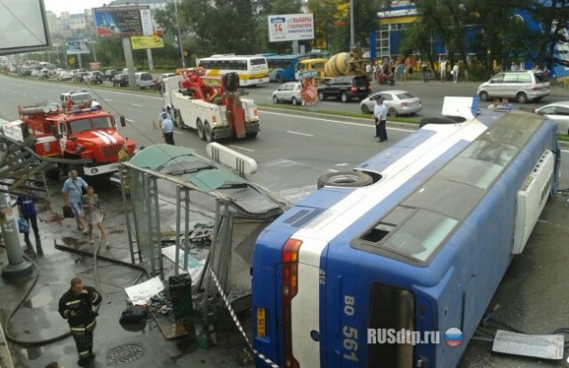 Во Владивостоке неуправляемый автобус упал на остановку с людьми 