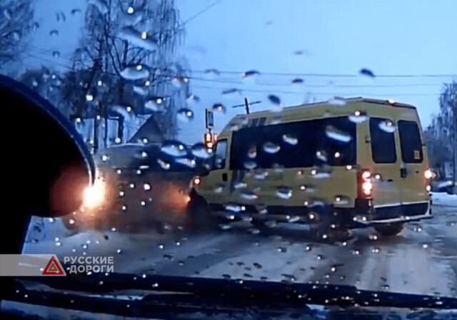 Два микроавтобуса не поделили перекресток в Вельске
