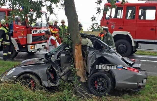 59-летний водитель Porsche погиб, врезавшись в дерево 