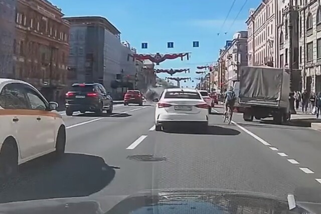 В Петербурге водитель «Матиза» пытался протиснуться между двумя автомобилями и опрокинулся 