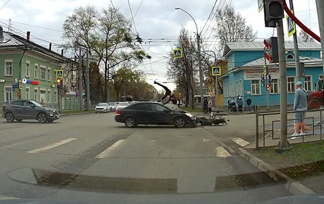 В Вологде байкерша не уступила дорогу автомобилю и оказалась в больнице 